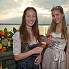 Die neue Bodenseeweinprinzessin Lea Saible (rechts) stößt auf der Terrasse des Meersburger Neuen Schlosses mit ihrer Vorgängerin Pia ...