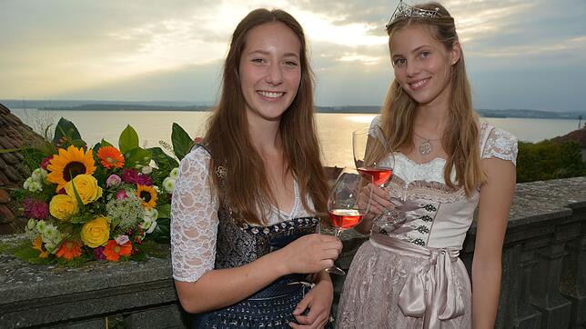 Die neue Bodenseeweinprinzessin Lea Saible (rechts) stößt auf der Terrasse des Meersburger Neuen Schlosses mit ihrer Vorgängerin Pia ...