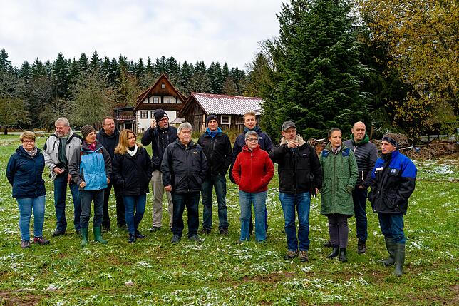 Projekt-Leiter Uwe Ilgemann (4. von vorne rechts) erklärt den Ortschaftsräten von Pfaffenweiler die Details zur geplanten ...