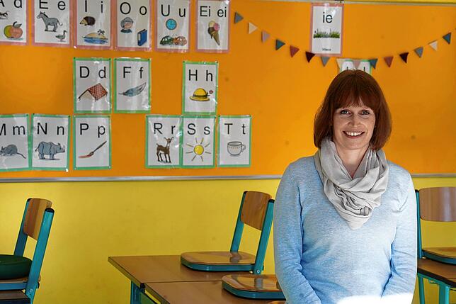 Sonja Dannenberger in einem Klassenzimmer einer ersten Klasse. Der Präsenzunterricht ist hier – wegen erkrankter Lehrer – ...