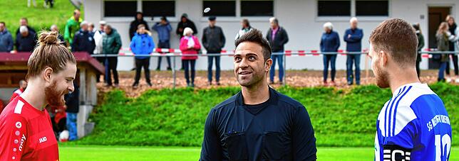 Ausbilder: Lehrwart Luigi Satriano aus Zell, hier bei der Platzwahl bei einem Bezirksliga-Spiel, leitet den Hybrid-Kurs, um neue ...