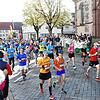 Das große Lauferlebnis mit Tausenden von Teilnehmern, wie es vor der Pandemie stattfand. Teilnehmer des Schwarzwald-Marathons passieren ...