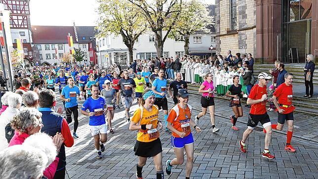 Das große Lauferlebnis mit Tausenden von Teilnehmern, wie es vor der Pandemie stattfand. Teilnehmer des Schwarzwald-Marathons passieren ...