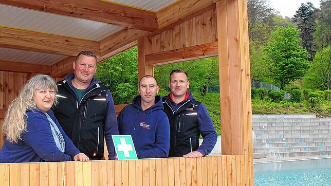 Axel Hirsch, Marion Schuler, Roland Schuler und Christian Graf (von links) freuen sich sehr auf den Saisonstart im Freibad – hier im ...