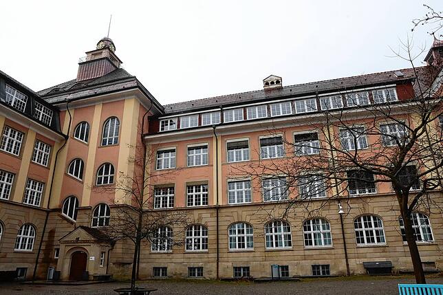 Das Heinrich-Suso-Gymnasium in Konstanz ist ein Altbau. Dort stehen energetische Sanierungen an. Zunächst soll die Ölheizung gegen eine ...