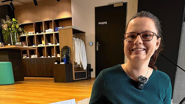 Die Referentin für Nachhaltigkeit Sarah Hildebrand mit der Handy-Aktion-Sammelbox Baden-Württemberg in der Touristinformation Bad ...