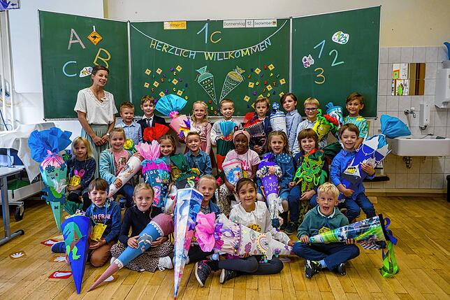 Klasse 1c: Die Kinder mit Klassenlehrerin Merisa Kempf.