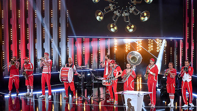 Moop Mama kommt nach Konstanz. Das Foto zeigt die Brassband bei der Verleihung des Bayerischen Fernsehpreises 2017.