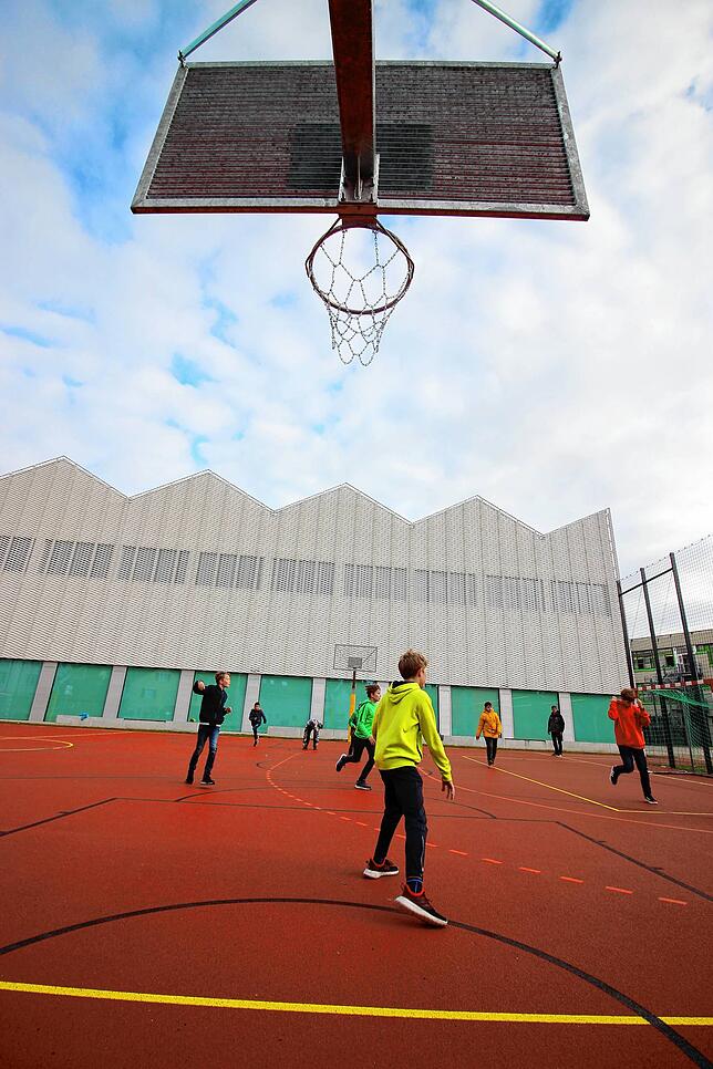 Teils fällt der Sportunterricht aus, oder wird, je nach Wetter, ins Freie verlegt.
