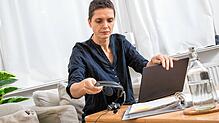 Die Arbeit im Homeoffice kann Beschäftigte unter Druck setzen, sich ständig beweisen zu müssen &ndash; doch eine Konstanzer Studie ...