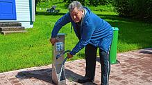 Walter Strieberg betreut den Wohnmobilstellplatz in Häusern. Auch die Ver- und Entsorgungsanlagen hat er im Blick.