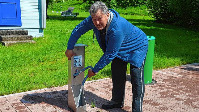 Walter Strieberg betreut den Wohnmobilstellplatz in Häusern. Auch die Ver- und Entsorgungsanlagen hat er im Blick.