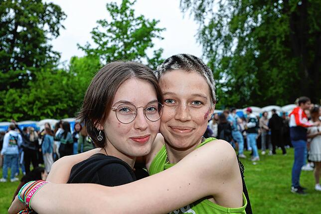 Bild 12: Los geht&lsquo;s &ndash; Fans und Mitarbeiter strömen auf das Festivalgelände