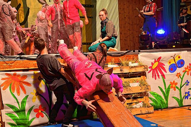 Bild 6: Tanzende Glücks-Schweine und ein echter Bulldog in der Halle: So lustig war der Erzknappenball