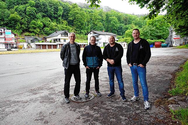 Vorfreude auf die 556. Waldshuter Chilbi: Jens Blumenstock (von links) und Tobias Bartelmess vom Chilbi-Arbeitskreis mit den neuen ...