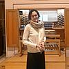 Stefanie Jürgens zwischen Orgel und Klavier in der Auferstehungskirche. Für die Musikerin eine Wohlfühloase.