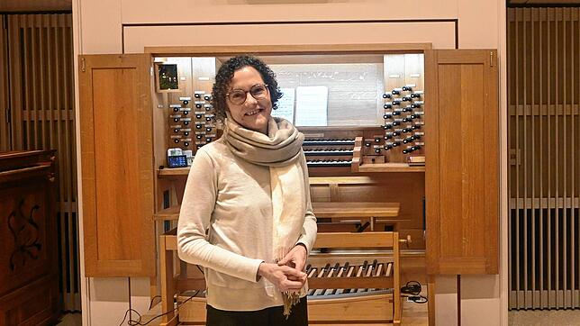 Stefanie Jürgens zwischen Orgel und Klavier in der Auferstehungskirche. Für die Musikerin eine Wohlfühloase.