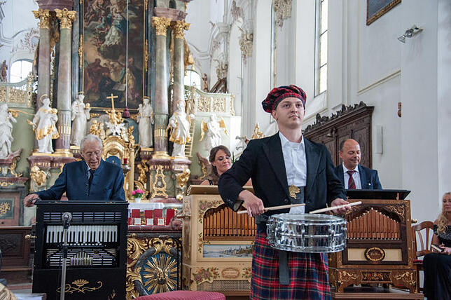 An den Drehorgeln sind (von links) der Jubilar Josef Raffin, seine Tochter Friedlinde Engeser und deren Mann Rafael. An der Trommel ...