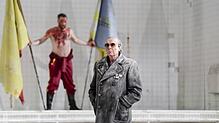 Staatsräson hin oder her: Der Kurfürst (Stefan Margita, vorn) wird Prinz Friedrich von Homburg (Robin Adams) trotz dessen ...