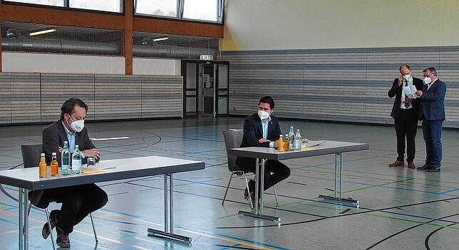 In den Hilzinger Hegau-Hallen demonstrieren die Bürgermeister Einigkeit bei der Präsentation der Klageschrift (v.l.): Michael Klinger, ...