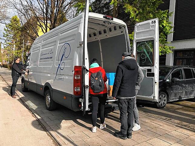 Die Häfler Ärzte Hans-Walter Vollert, Daria Shchybria und Mykhailo Volianiuk (von links) in München beim Umladen des Sprinters mit ...