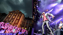 Die Band Simple Minds beim Open Air auf dem Meersburger Schlossplatz 2018. Dieses Jahr spielt die Band in Ravensburg.