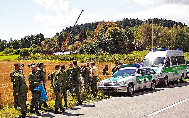 Lagebesprechung der Einsatzkräfte. Das Bild entstand vor 20 Jahren.