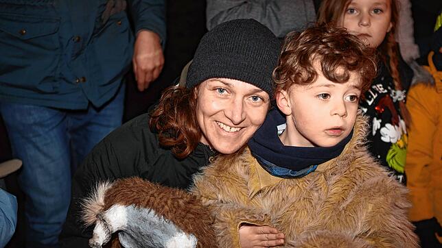Bild 3: Konstanzer Fasnacht: Im Uniwald tanzen Narren und Mäschgerle am Feuer