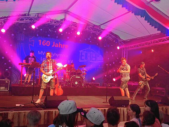 Bild 18: Dorfrocker rocken Festzelt in Leipferdingen
