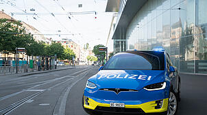 Ein Einsatzfahrzeug der Polizei Basel-Stadt (Symbolbild). Die Kollegen im Nachbarkanton hatten es mit einem Verrückten zu tun tu, der ...