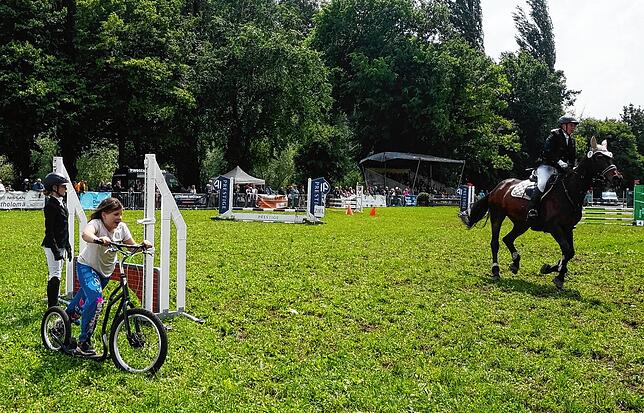 Im Duo: Sehr unterhaltsam ist auch dieses Jahr der Jump & Drive Wettbewerb, eine Kombination aus Springen und Rollerfahren, beides ...