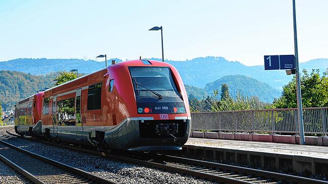 Eine Regionalbahn fährt am Bahnhof Schwörstadt Richtung Bad Säckingen ab. Archivbild vom März 2019.