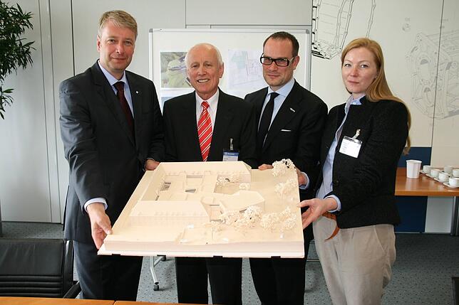 Der frühere Vorstand der ZU-Stiftung, Ernst Susanek (2.v.l.) schloss mit ZU-Präsident Stefan A. Jansen (rechts daneben) einen ...