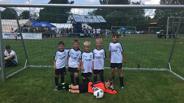 Der Wolterdinger Fußballclub freut sich über diese Bambini: Von links Jannik, Severin, Maximilian, Konstantin, Lea und liegend Hannes.