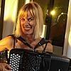 Es sind harte Zeiten für Sängerin und Akkordeonistin Christine Schmid (links) und den Lautenist und Gitarrist Hugh Sandilands aus ...