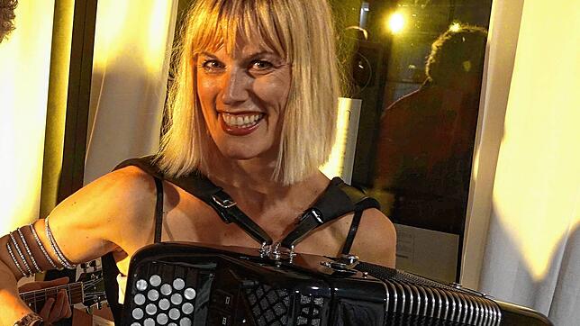 Es sind harte Zeiten für Sängerin und Akkordeonistin Christine Schmid (links) und den Lautenist und Gitarrist Hugh Sandilands aus ...