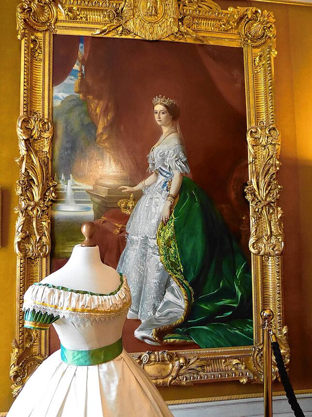 Bildnis der Kaiserin Eugenie im Krönungsornat, davor ein passend gefertigtes Kleid.