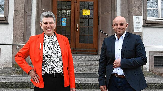 Die Leiterin des Singener Finanzamts, Solveig Elze, mit Andreas Bernhart, Sachgebietsleiter Grundstückswertstelle und EDV des ...