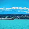 Und das soll nicht schön sein? Der Katamaran kreuzt den karibisch blau-grünen See, im Hintergrund die Alpen.