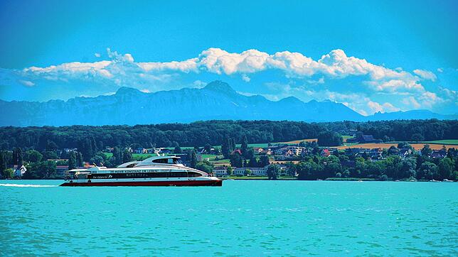 Und das soll nicht schön sein? Der Katamaran kreuzt den karibisch blau-grünen See, im Hintergrund die Alpen.