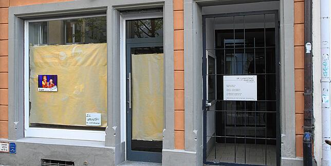Hussenstrasse 11 im Mai. Eingang und Schaufenster sind mit braunem Packpapier abgehangen.