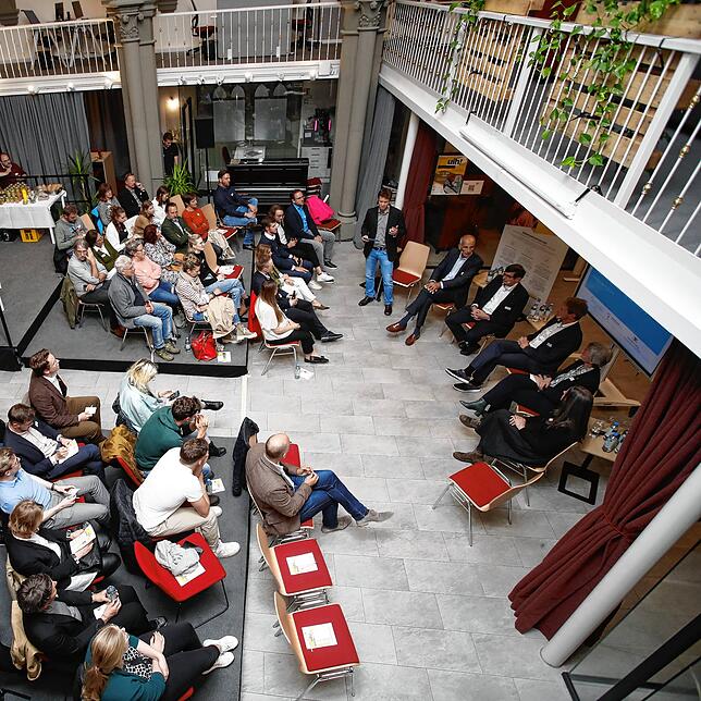 Rund 50 interessierte kamen im Mai zur Podiumsdiskussion „Einzelhandel und die Innenstadt von morgen“ in die ehemalige ...
