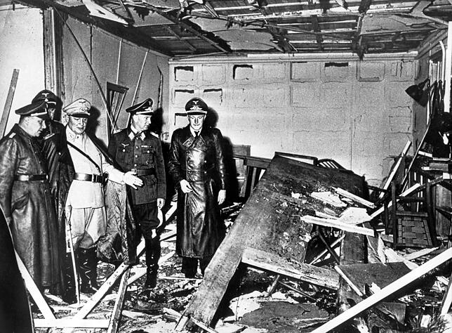 Rastenburg in Ostpreußen nach dem Attentat: Reichsmarschall Hermann Göring (helle Uniform) und der Chef der „Kanzlei des Führers“, ...
