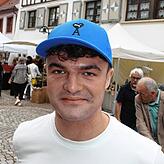 Urs Weiß aus Rottweil töpfert selbst. Er wollte bei Aisushi Katahara Teller kaufen.