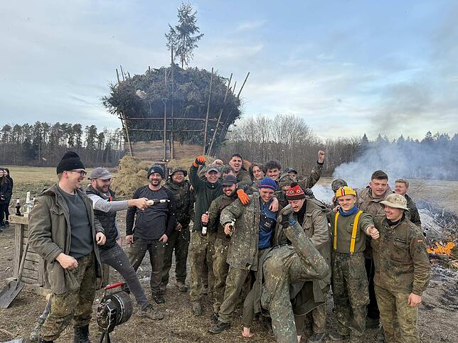 Bild 15: 30 Funkenbuben entfachen 17 Meter hohen Funken in Immenstaad – Ein beeindruckendes Spektakel!