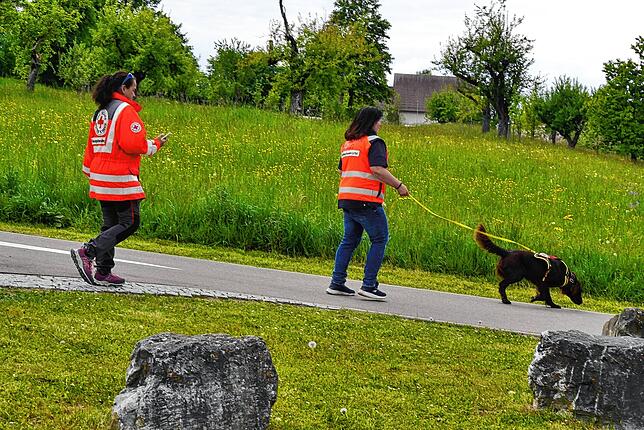 Jule sucht beim Hofgarten nach der Spur, die zu einer bestimmten Person führen soll. Führerin Michaela Dengler beobachtet ihre Hündin ...
