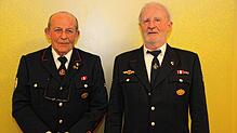 Sie bringen es zusammen auf 80 Jahre Feuerwehrgeschichte: Georg Brucker (links) wurde nach 45 Dienstjahren und Edwin Meßmer nach 35 ...