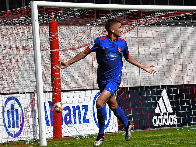 &bdquo;Tooor!&ldquo;: Julian Stark bejubelt einen Treffer für den 1. FC Heidenheim.