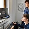 Simon (sitzend) und Lorenz Jung machen ihrem Anbieter schwere Vorwürfe wegen Problemen mit ihrer Internetverbindung in der ...