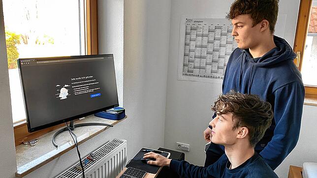 Simon (sitzend) und Lorenz Jung machen ihrem Anbieter schwere Vorwürfe wegen Problemen mit ihrer Internetverbindung in der ...
